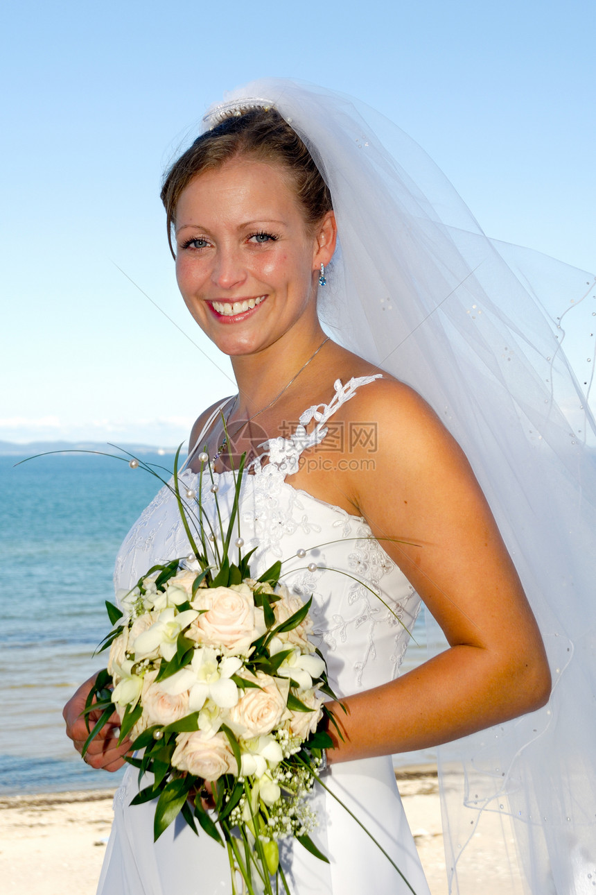 带着花朵笑得开心的新娘新娘绿色微笑快乐白色婚姻花束妻子成人女士幸福图片