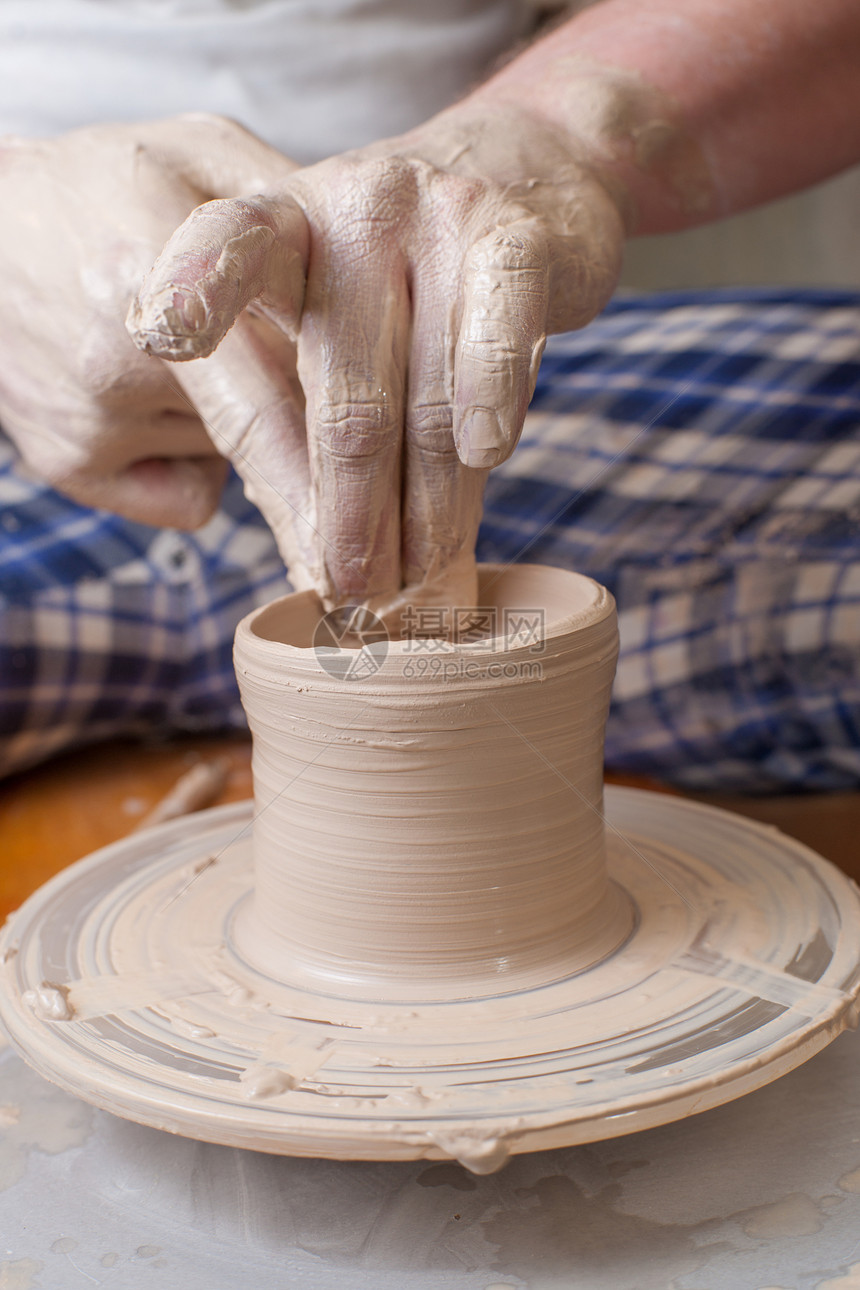 陶匠的手黏土水壶陶器旋转花瓶压力手工杯子制品工匠图片