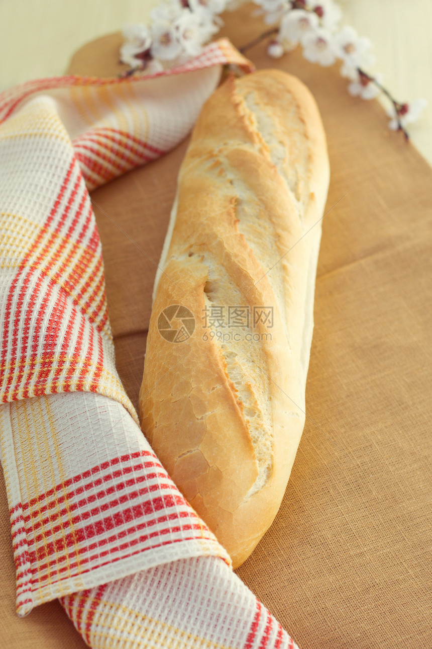 面巾附近的白面包面包小麦面粉谷物食物木头脆皮早餐餐巾面包粮食图片