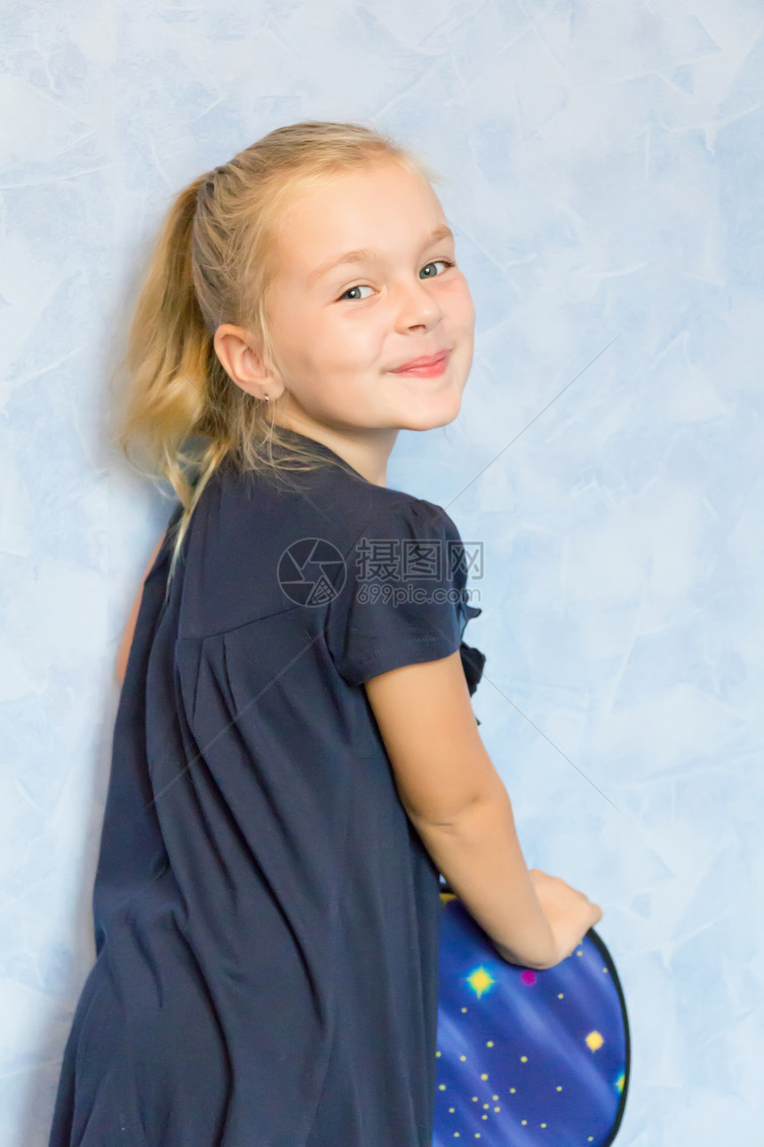 可爱女孩七岁微笑金发童年蓝色孩子白色女学生图片