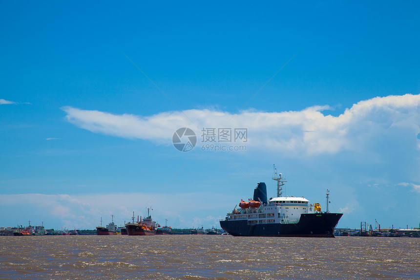 大型货船起重机载体商业大部分码头加载经济港口货轮金属图片