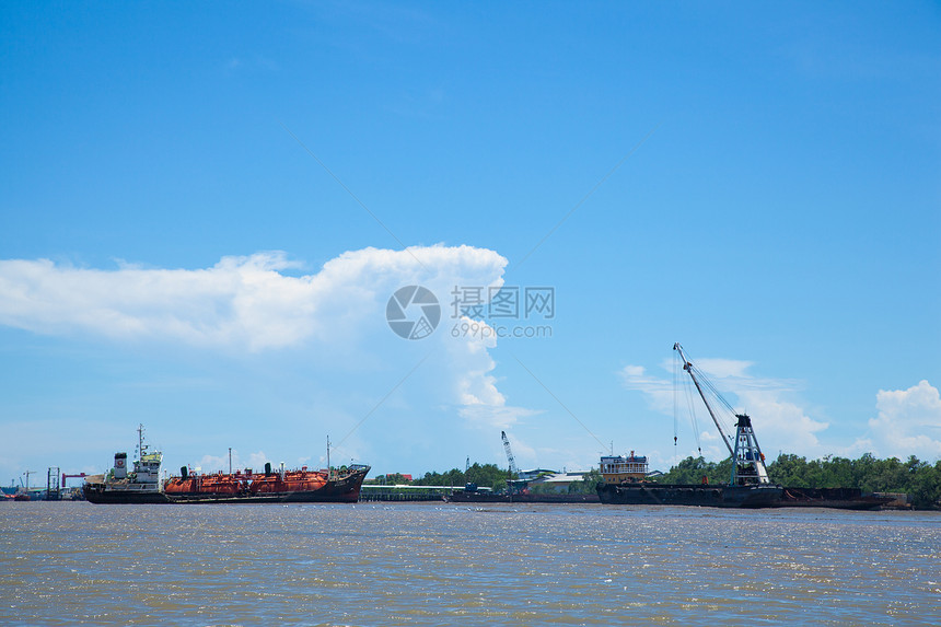 大型货船港口货轮大部分天空货运码头后勤运输出口进口图片