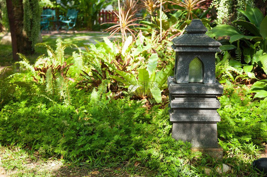 花园里装饰的石灯笼情调叶子街道岩石装饰品苔藓公园文化曲线艺术图片