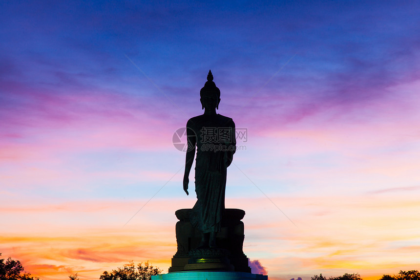 大佛在晚上雕塑场景日落旅游宗教信仰地标阴影佛教徒寺庙图片