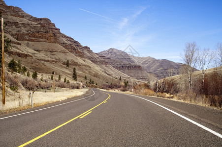 孤独的两条路分割公路通过干山截断背景