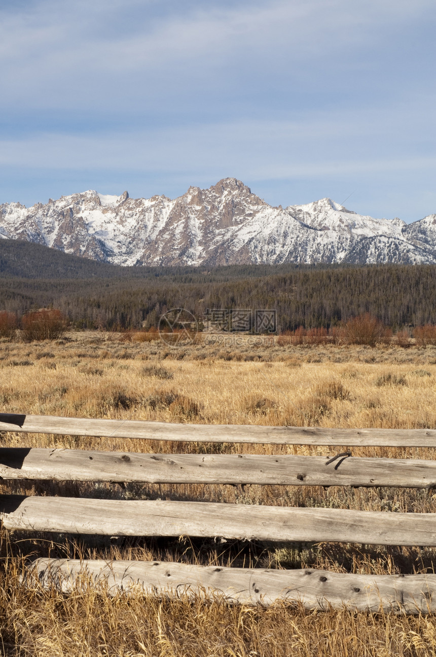 山丘山脉地区顶峰农村蓝色牧场岩石环境小路晴天草地风景图片