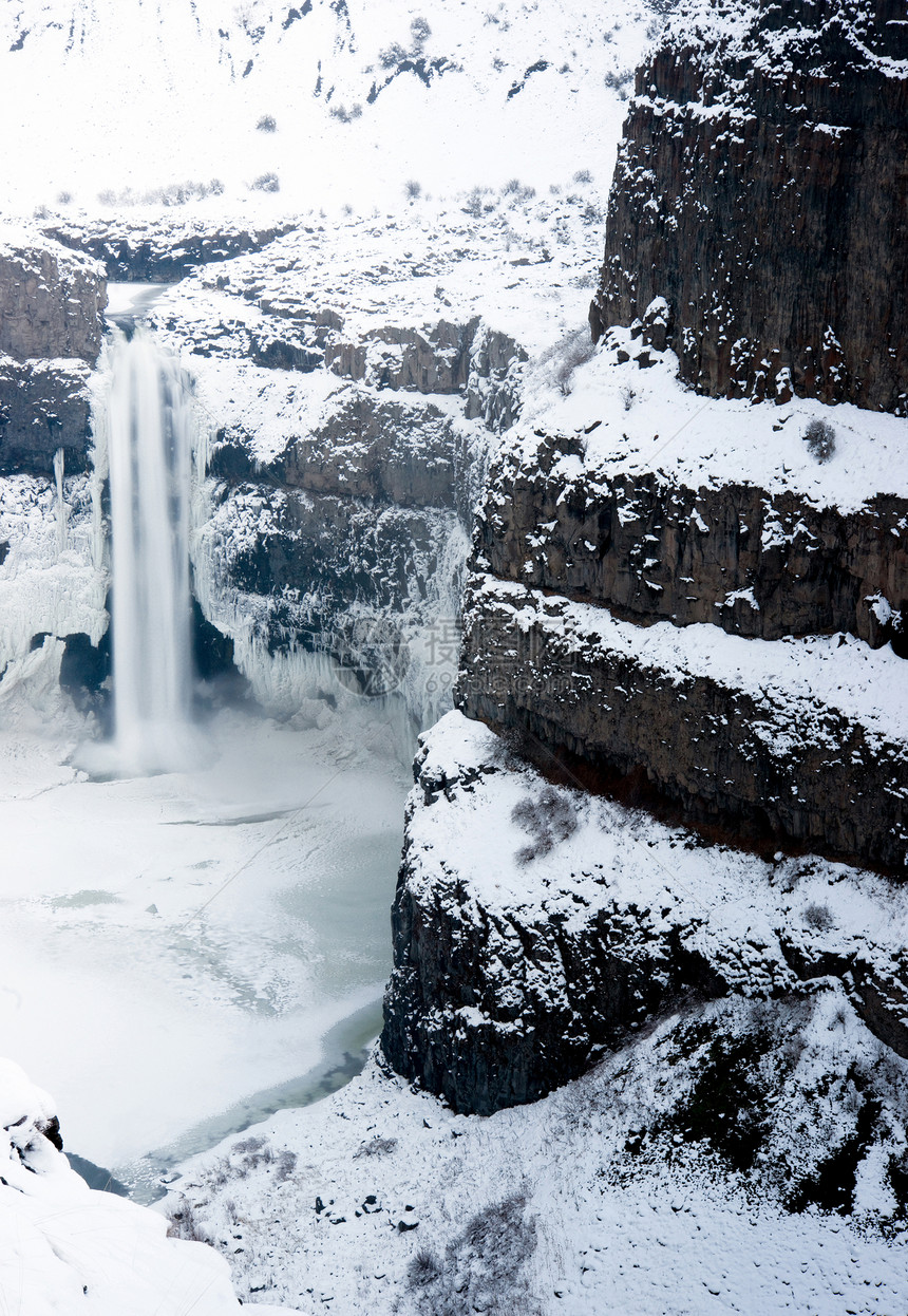 冻结在华盛顿州冬季瀑布的固体图片