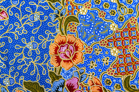 圣旨下的素材Batik 上的橙色花朵模式背景