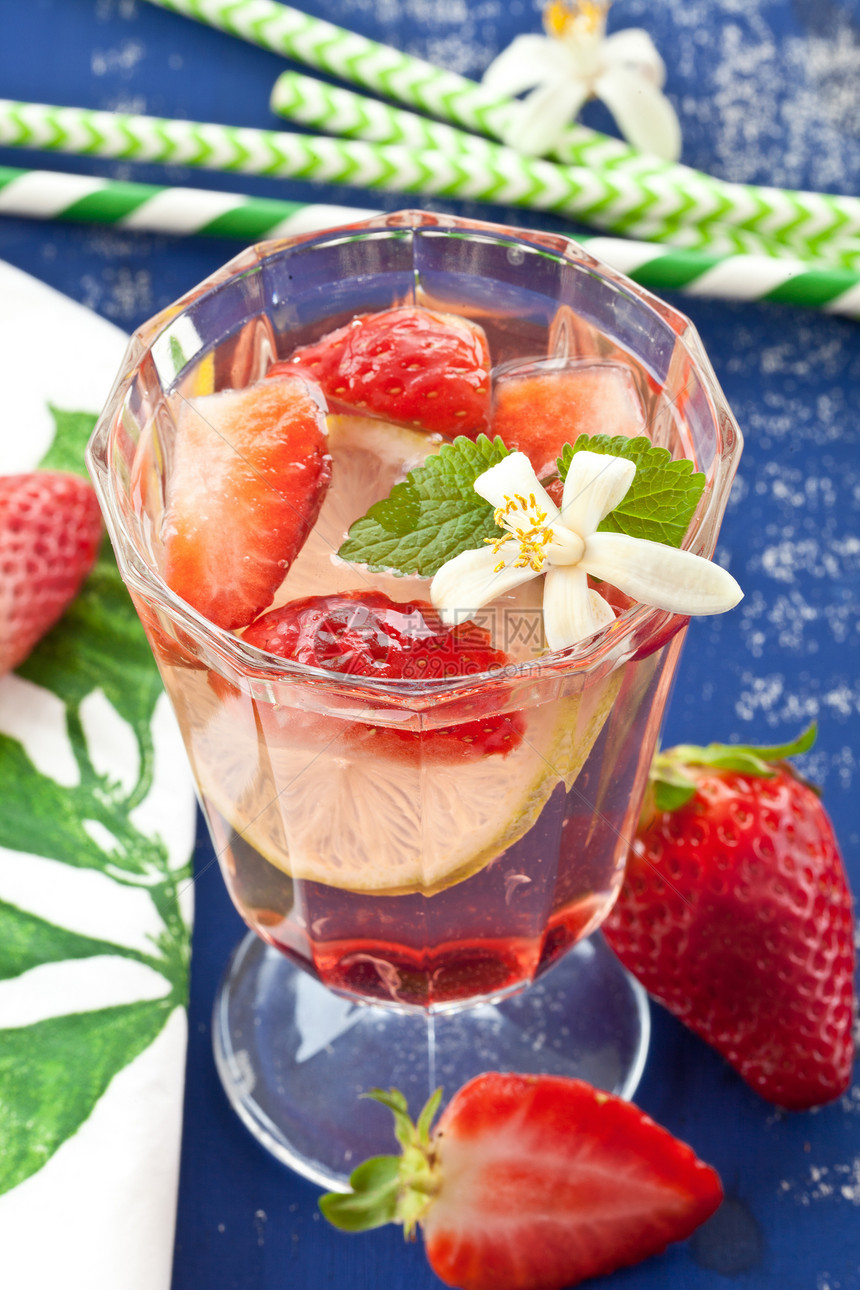 带草莓的自制柠檬蓝色薄荷叶果味薄荷稻草糖浆茶点苏打水果果汁图片