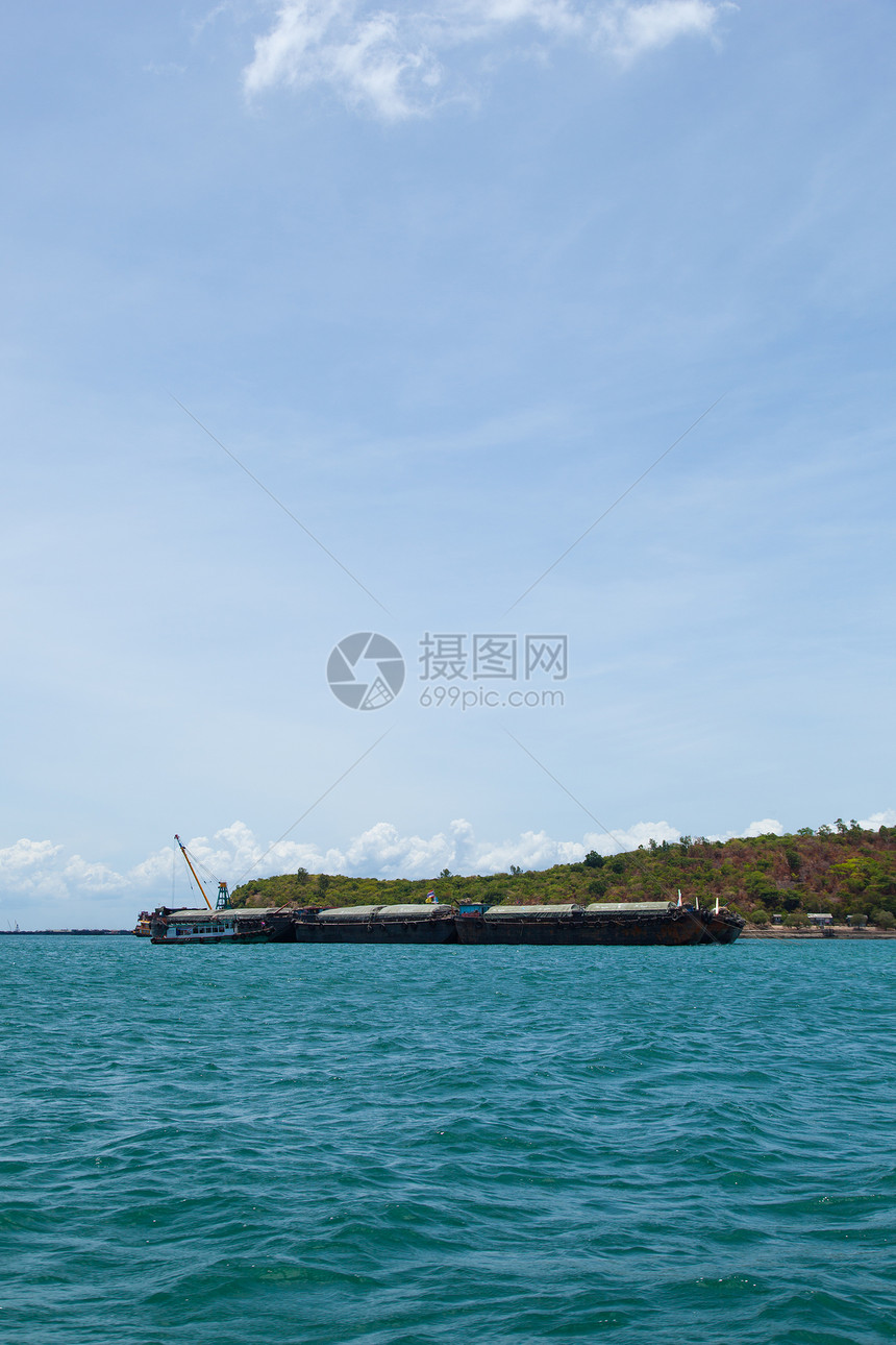 大型货船加载天空海洋贸易港口起重机码头航海旅行商业图片