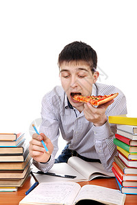 学生吃披萨学习瞳孔工作文书男性考试图书桌子午餐家庭作业背景图片