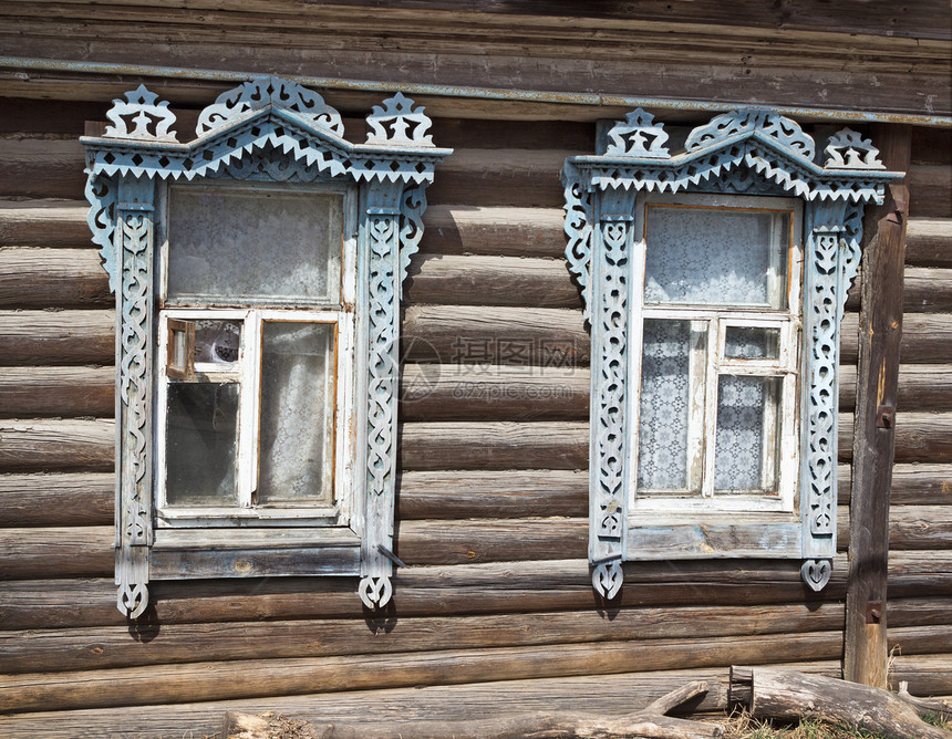 村舍两扇窗户上的普拉特带图片