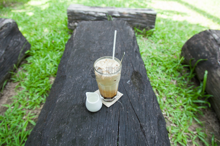 冰咖啡桌子服务甜点咖啡店装饰风格奶油杯子管子牛奶图片