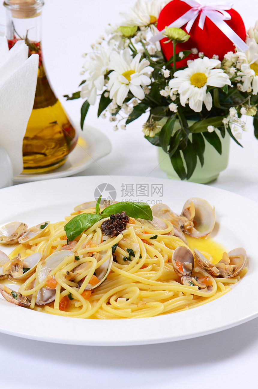 碗里有意大利面条和贝贝贝壳午餐食物饮食桌子草本植物利面贝类香菜蛤蜊海鲜图片