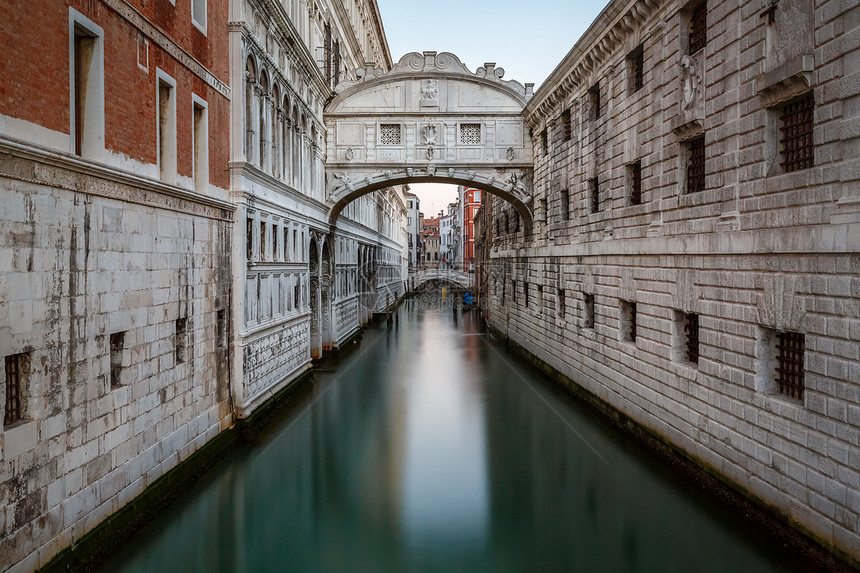 意大利威尼斯的叹息桥和Doge宫水路缆车宫殿监狱吸引力石头地标建筑地牢历史图片