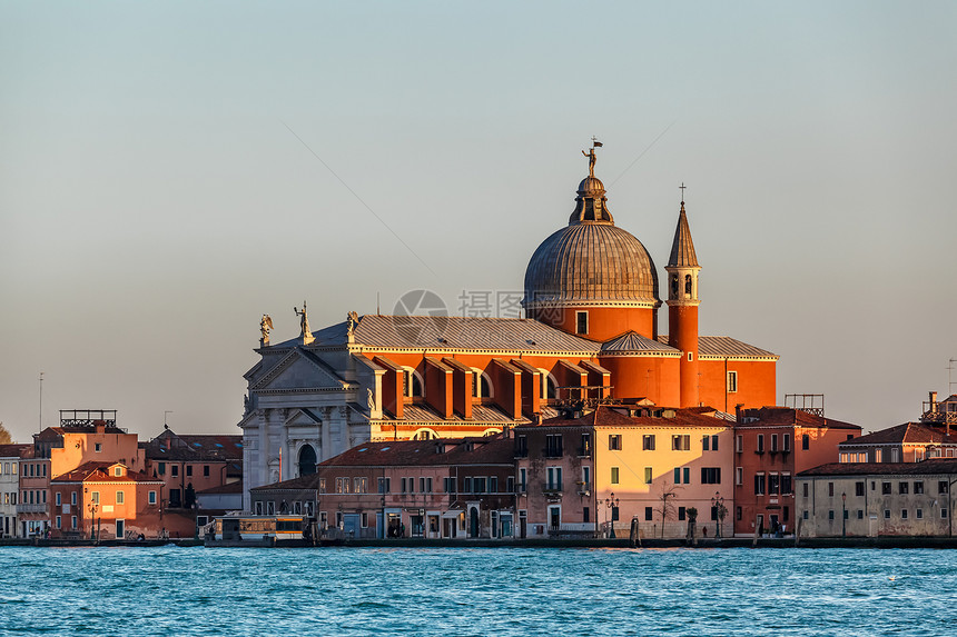 在威尼斯 面对大运河的吉德卡教堂图片