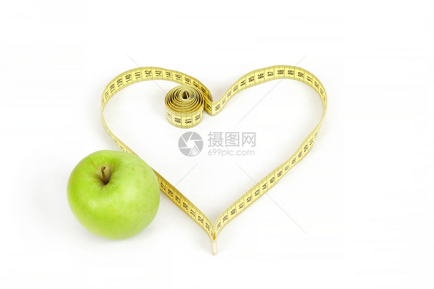 绿色苹果 有测量磁带和心脏符号 孤立水果尺寸减肥营养数字损失饮食仪表重量早餐图片