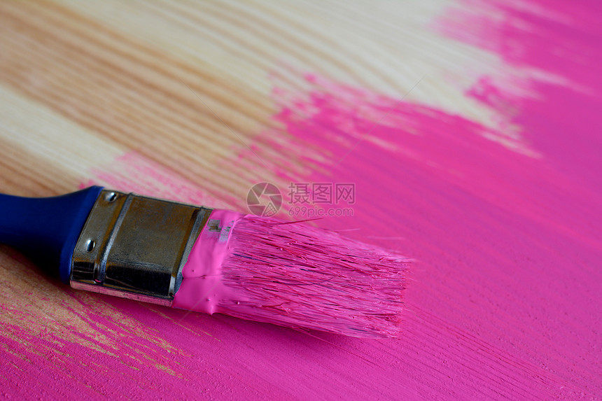 半油漆松板上用过的油漆刷子图片
