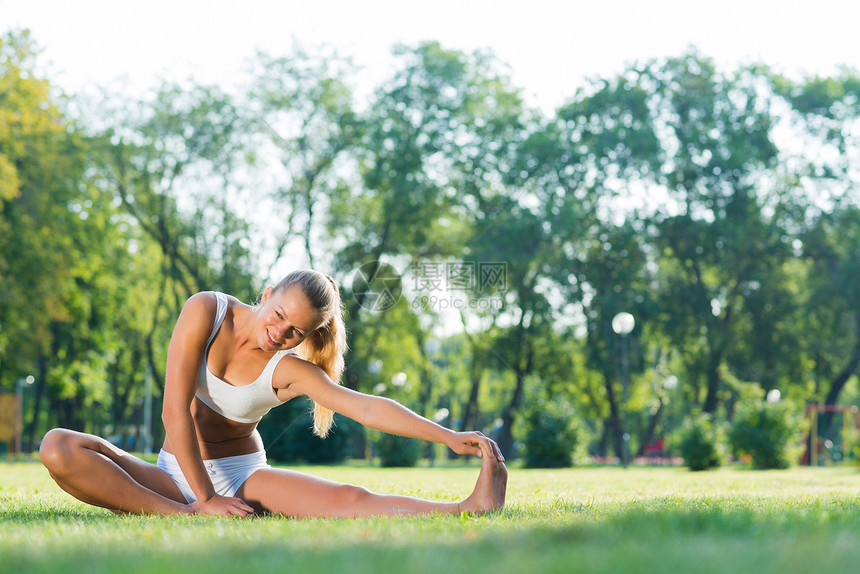 在公园里做瑜伽的女人运动有氧运动微笑姿势身体饮食树木女士活力娱乐图片
