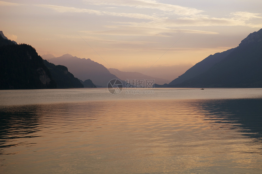 苏威湖日落山脉反射天空蓝色橙子环境假期太阳支撑旅行图片