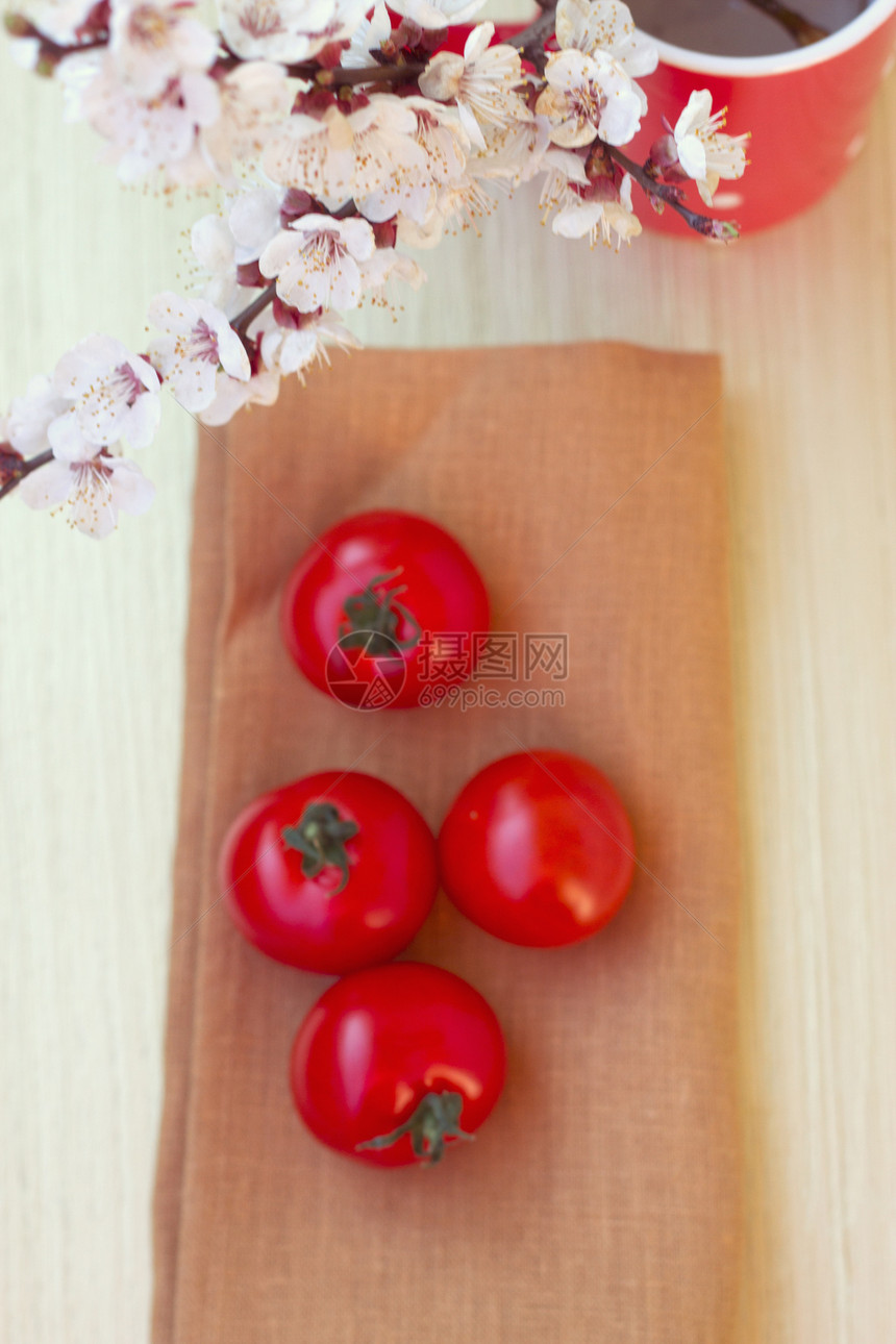 木制桌上的新鲜西红柿食物蔬菜烹饪木板甲板餐巾盘子小册子饮食乡村图片