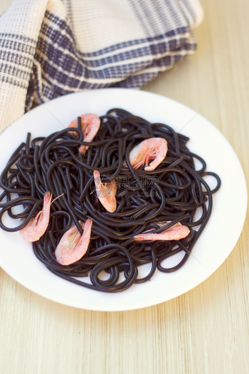 带虾的黑玉米饼乌贼香菜午餐面条盘子白色香料餐巾毛巾海鲜图片