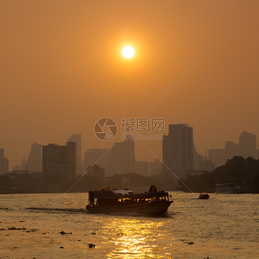 曼谷市河上的船只交通办公室景观旅行运输戏剧性市中心阳光首都日出天际图片