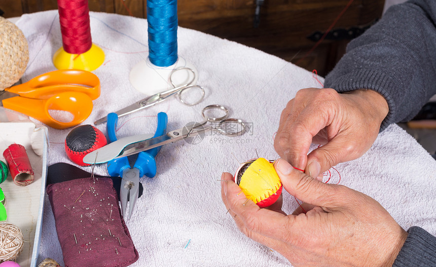 制作皮革球水平手工业男性工艺缝纫文化传统工具餐具手工图片
