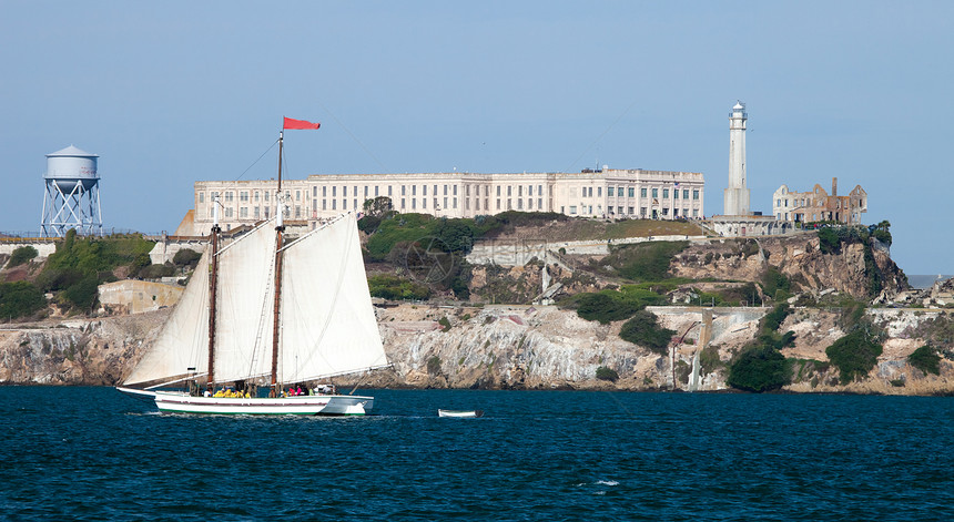 旧金山Alcatraz监狱建筑蓝色日落博物馆天空假期爬坡海岸旅游码头图片