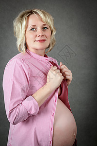 怀着小肚子的美丽的怀孕女孕妇女性女士父母母亲女孩生活妈妈白色育儿腹部背景