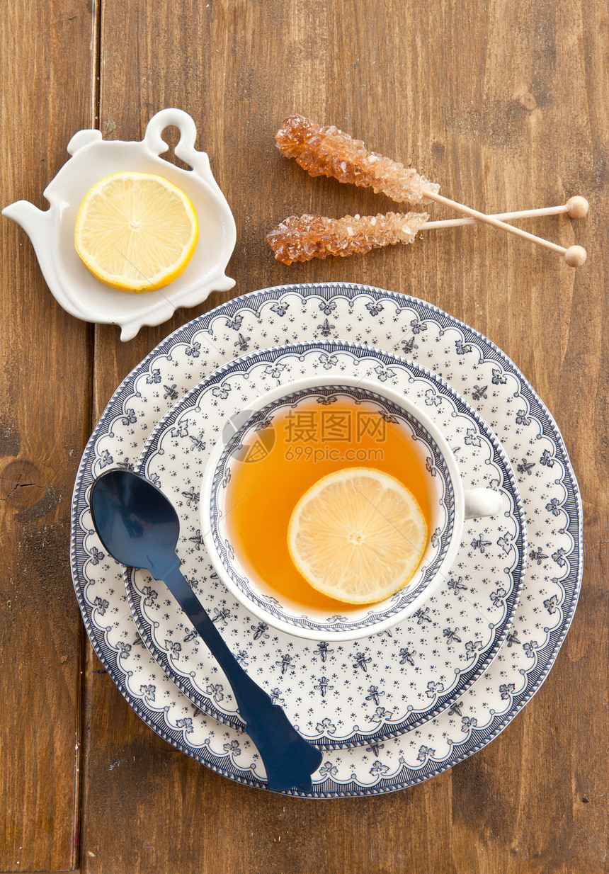 一杯茶加一片柠檬饮料盘子茶杯食物红茶勺子茶壶乡村杯子冰糖图片