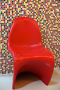 红椅子白色塑料红色背景图片