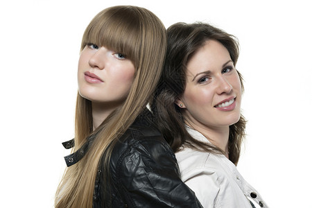 两个女人背对背头发朋友工作室白色快乐金发成人女孩面孔冒充背景图片