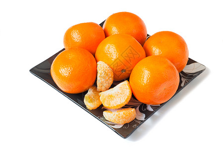 在用深玻璃制成的盘子上放置了大成熟的橙子背景图片