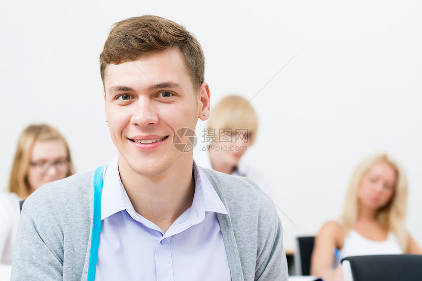 课堂学生人数微笑男性幸福教育黑板女士技术男人大学桌子图片