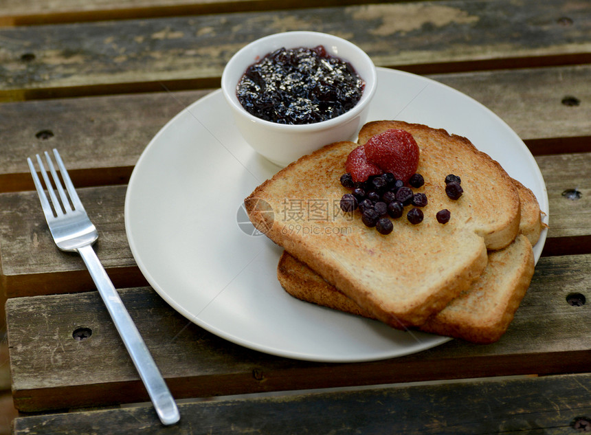 白果吐司早餐木头小吃浆果野餐盘子面包图片