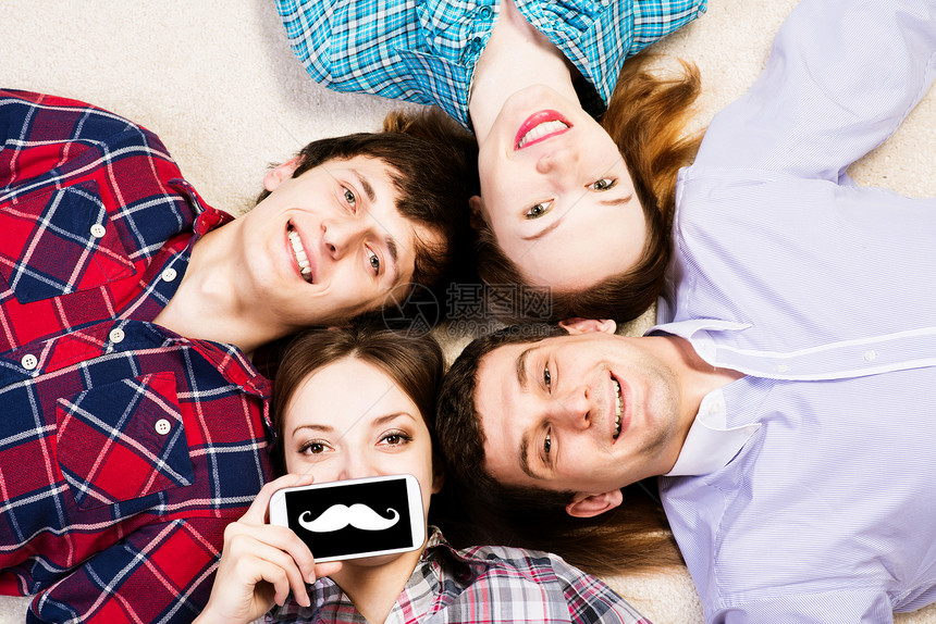 四个男青年在一起躺着男朋友幸福电话男性微笑成人说谎夫妻朋友们圆圈图片