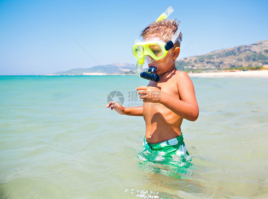 戴面罩的快乐男孩风镜闲暇婴儿海滩男性呼吸管蓝色旅行天空面具图片