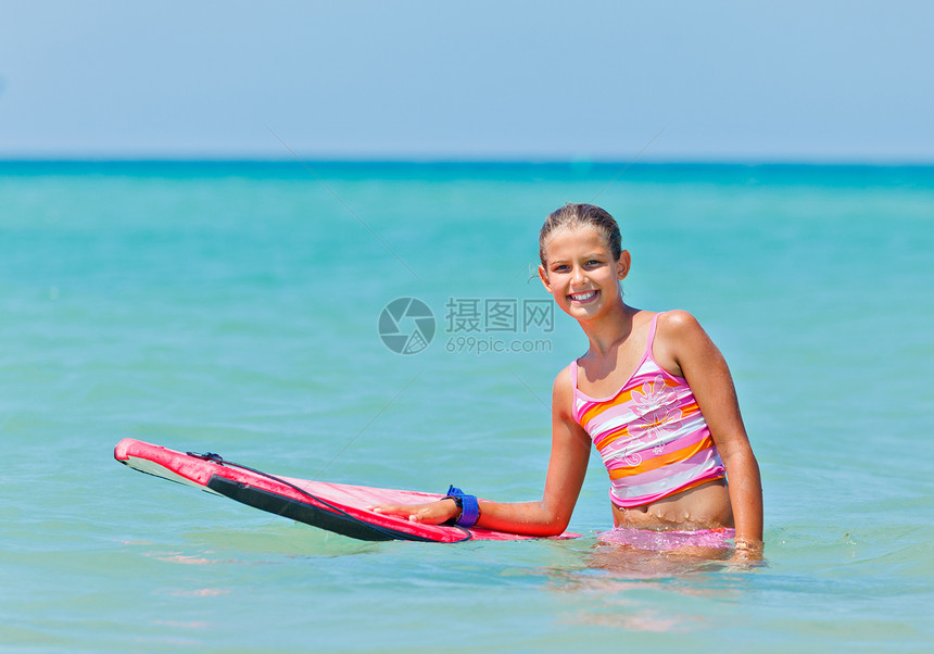 有冲浪板的可爱女孩木板海洋娱乐海滩比基尼金发热带眼镜冲浪运动图片