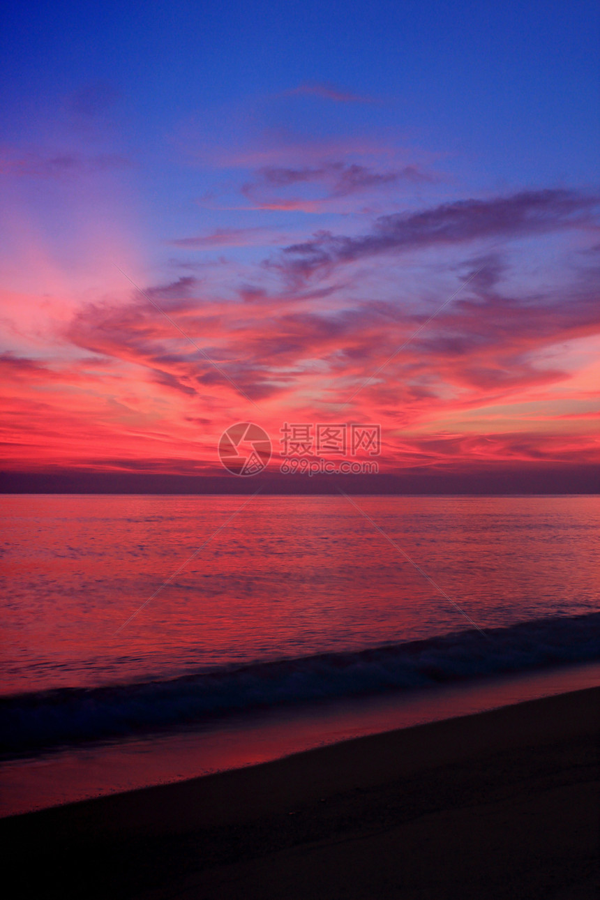 美丽的日出在泰国海上蓝色热带橙子天际阳光日落晴天太阳天气反射图片