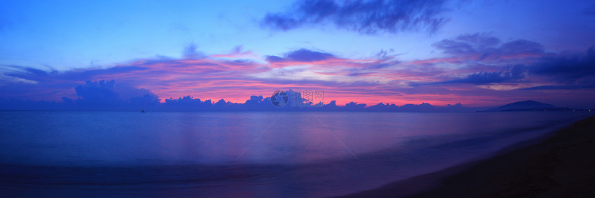美丽的日出在泰国海上地平线蓝色阳光戏剧性海浪全景晴天太阳日落天际图片