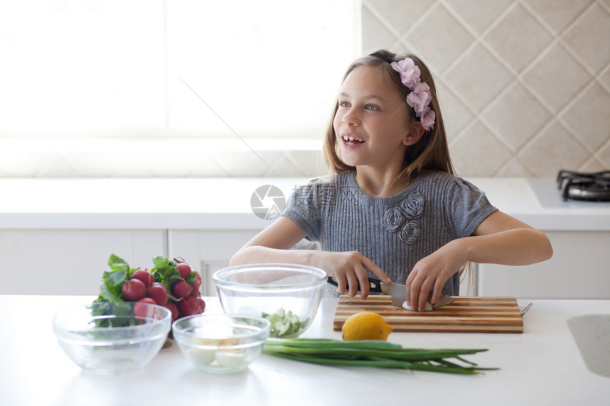 儿童烹饪食物家务女性厨房帮助孩子生长房子静物工作图片