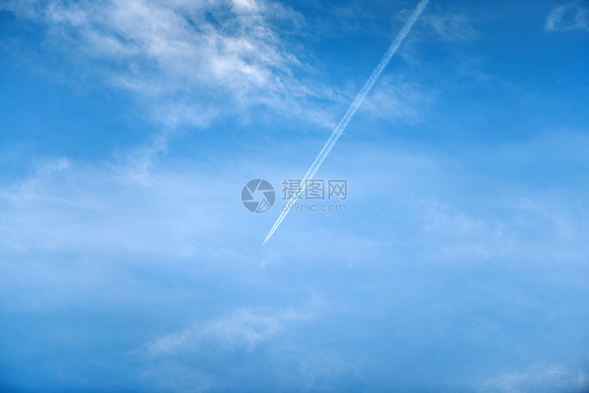 平静的天空与飞机旅行喷射飞行阳光空气商业天气运输航天车辆白色图片