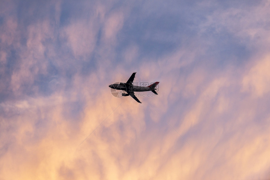 平静的天空与飞机旅行白色空气运输阳光商业航天天气车辆飞行喷射图片