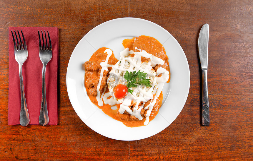 餐桌上的美味炖肉桌子发射美食白色肉汁木头餐厅胡椒小路土豆图片