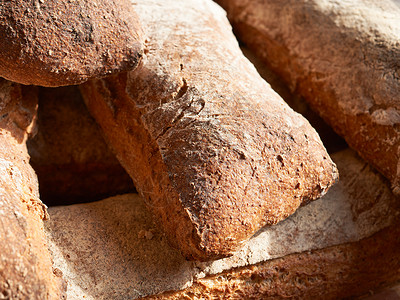 普罗旺斯市场上的农村面包背景图片