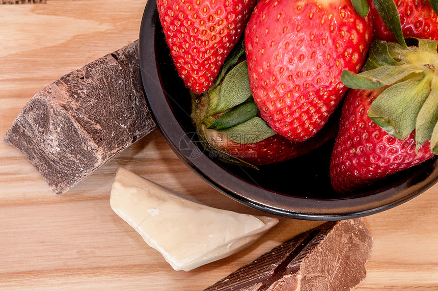 草莓和巧克力在右边的碗里图片