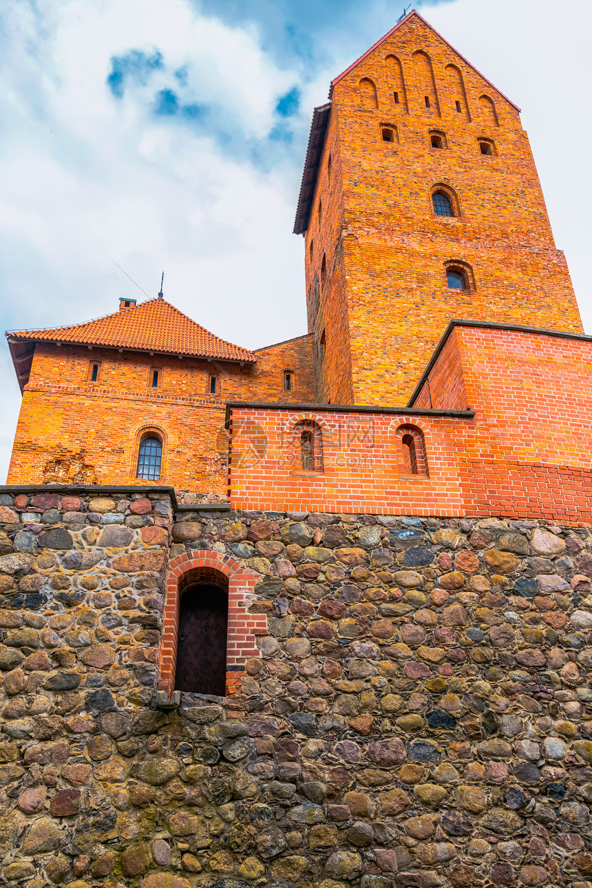 城堡塔尖塔锥体金属天空石头纪念碑文化窗户红砖屋顶图片