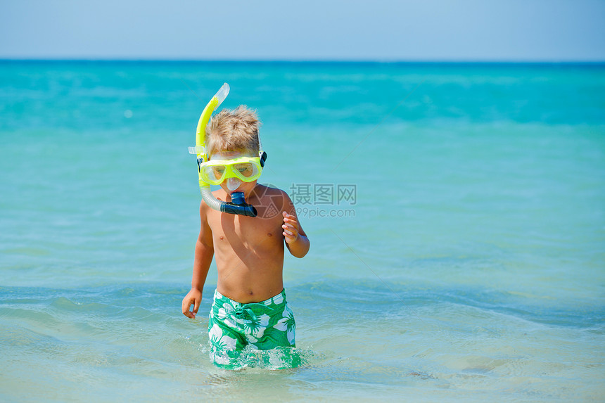 戴面罩的快乐男孩闲暇热带乐趣浮潜海滨蓝色面具运动享受婴儿图片