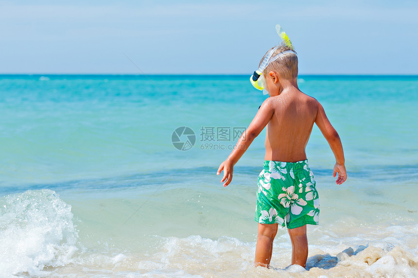 戴面罩的快乐男孩潜水旅行幸福面具婴儿享受海滩乐趣太阳运动图片
